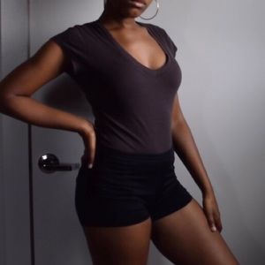 Fitted brown v neck tee!